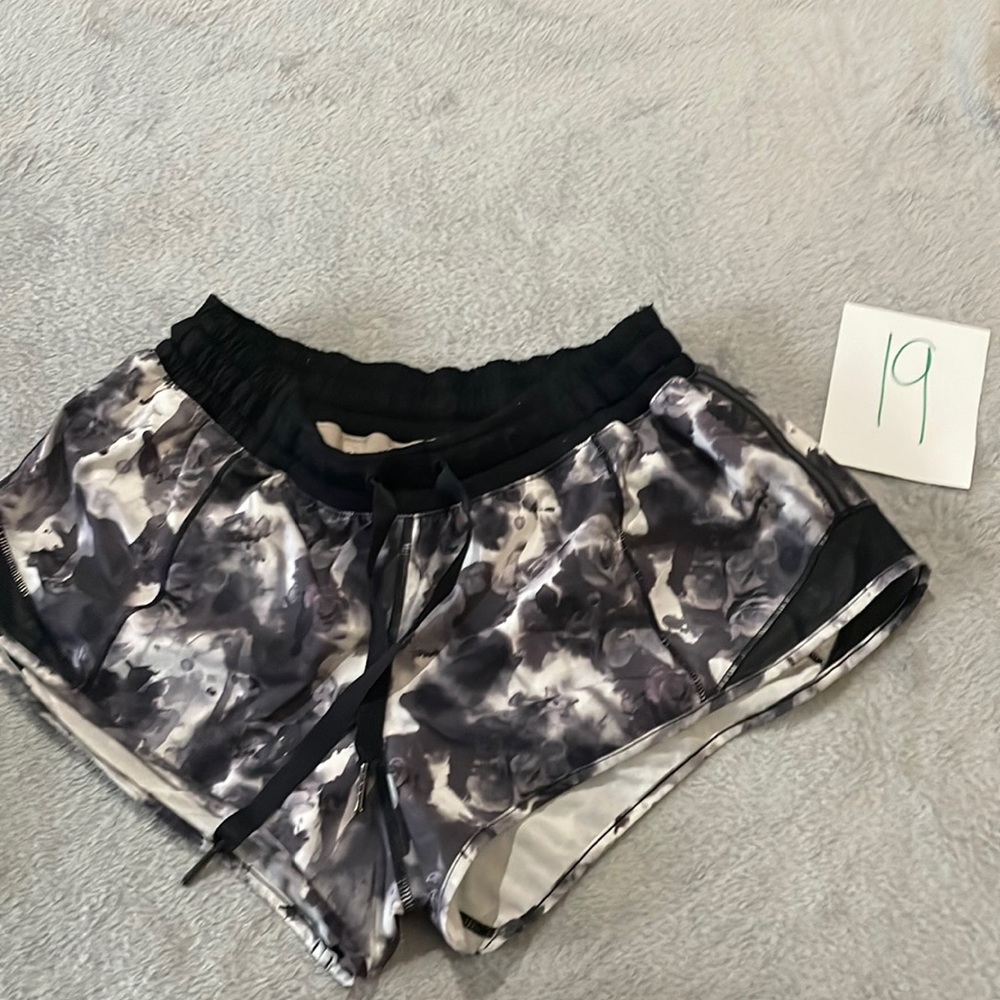 Lululemon white black sz 6 hottie hot shorts 2.5 inch inseam liner intact